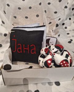 Контрастни производи за визуелна стимулација за новороденчиња