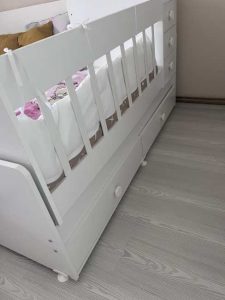 Креветче за бебе, кое може да се прилагоди како лулашка. Во подлогата е рамка за детски кревет, а во комплет со креветчето оди и фиокарче. Рамката има и две дополнителни фиоки. 