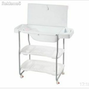 Повивална со корито и полици