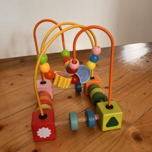 Дрвена играчка со жичени мониста