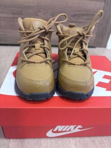 Nike Manoa Toddler детски чизмички број 25. Речиси нови. Многу топли и удобни. 