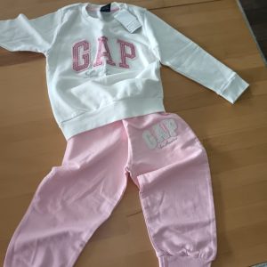 Кутија со три работи(јагода мајчка, ГАП тренерчиња и слатки тренерки)