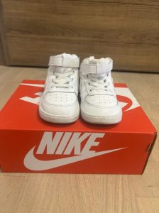 Детски патики Nike број 25 Скоро нови, облечени два пати.