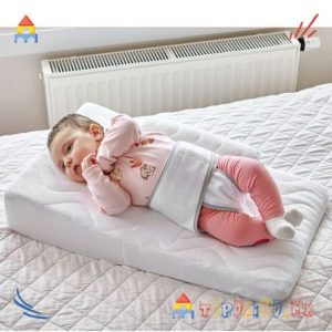 • Специјално дизајнираниот сунѓер му овозможува на вашето бебе удобно да спие. Овој производ нема терапевтски својства,се користи како помагало. Навлаката се отстранува за перење. Може да се користи како безбедна перница за спиење благодарение на прилагодливиот страничен потпирач. Со помош на појасот ќе бидете сигурни дека бебето нема да се лизга на перницата. На страните има посебна ткаенина која обезбедува проток на воздух. • Димензии на производот: 42 x 68 x 3 cm. • Димензии на пакувањето: 43 x 69 x 17 cm.