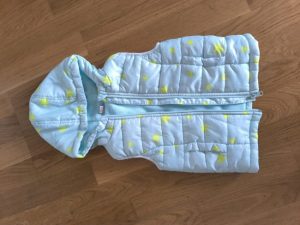 Женско елече пролет/есен од 12-18месеци ,ментол боја со жолти ѕвездички исто како ново .