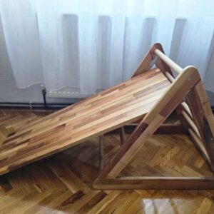 Дрвен Pikler триаголник со лизгалка