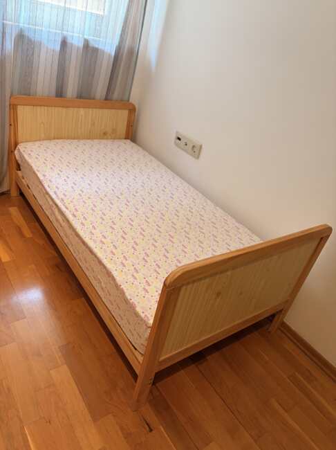 🛏️ Се продава детско креветче Mothercare Middleton Cot Bed – Natural / Pine Прекрасно, квалитетно и практично детско креветче од Mothercare, во природна боја на дрво (Natural / Pine), со безвременски дизајн кој одлично се вклопува во секоја соба. ✨ Карактеристики: • Изработено од природно дрво со димензии 140 × 70 cm • Наменето за користење од новороденче па до 5-6 години • Подеслива висина на подлогата за душек – овозможува повисока позиција за полесно ставање и вадење на бебето, а подоцна се спушта пониско за поголема безбедност • Кога детето ќе порасне, креветчето може да се конвертира во детски кревет (toddler bed) • Вклучен душек со димензии 140 × 70 cm • Стабилна и цврста конструкција • Дизајнирано со заоблени/безбедни рабови • Практично решение кое расте заедно со детето 🔄 Начин на подесување: 1️⃣ Повисока позиција на душекот – практична за новороденче. 2️⃣ Пониска позиција – се користи кога бебето ќе почне самостојно да седи/се подигнува, за да се намали ризикот од паѓање. 3️⃣ Трансформација во детски кревет – со отстранување/промена на страничните елементи, креветчето продолжува да се користи и кога детето ќе порасне. 📏 Душек: 140 × 70 cm 🎨 Боја: Natural / Pine 🏷️ Бренд: Mothercare 🛏️ Модел: Middleton Cot Bed 📩 За цена, состојба и дополнителни фотографии – пишете ми во порака.