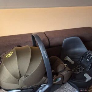 Se prodava transporter Cybex i baza za vo kola