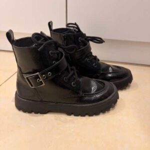 Се продаваат кожни лаковани чизмички Zara бр. 29, одлично сочувани како нови.